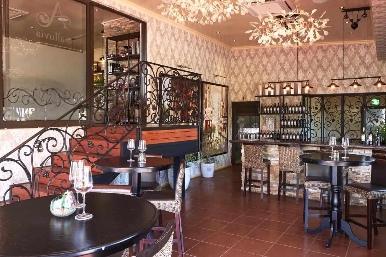 Alluvia Boutique Winery & Luxury Accommodation Stellenbosch Ngoại thất bức ảnh The interior of the wine bar