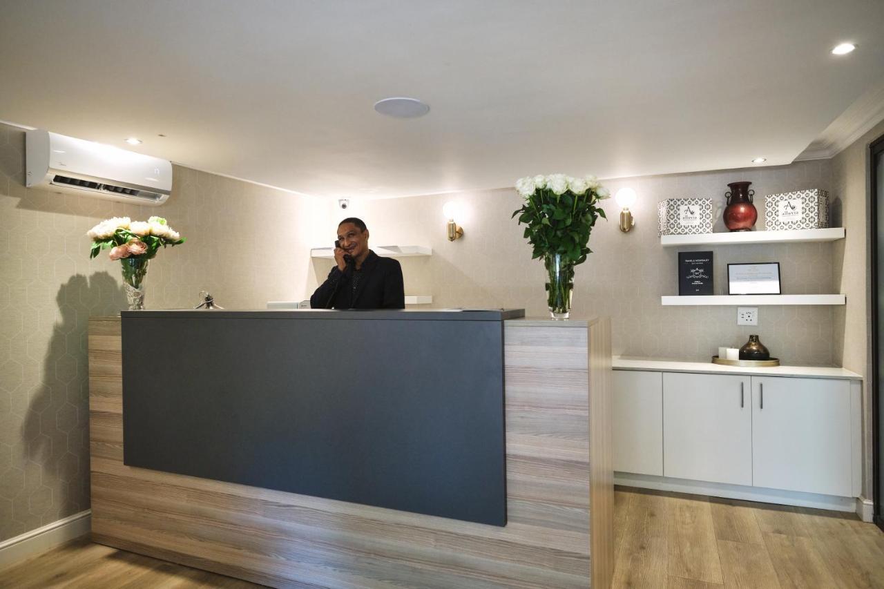 Alluvia Boutique Winery & Luxury Accommodation Stellenbosch Ngoại thất bức ảnh Reception desk at a hotel