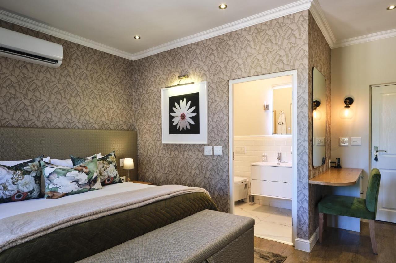 Alluvia Boutique Winery & Luxury Accommodation Stellenbosch Ngoại thất bức ảnh A bedroom at the Cape Heritage