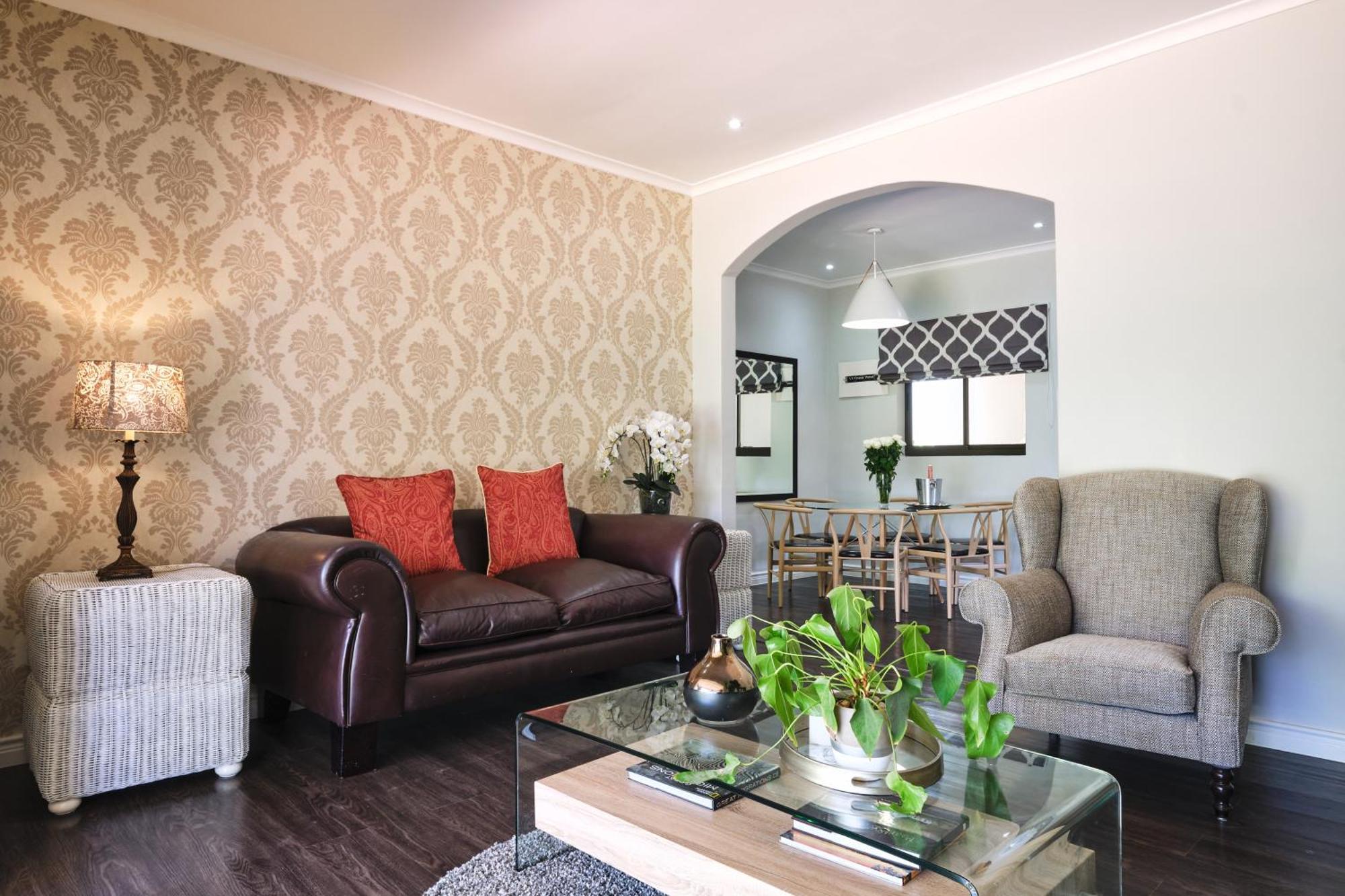 Alluvia Boutique Winery & Luxury Accommodation Stellenbosch Phòng bức ảnh A living room with a couch and two armchairs