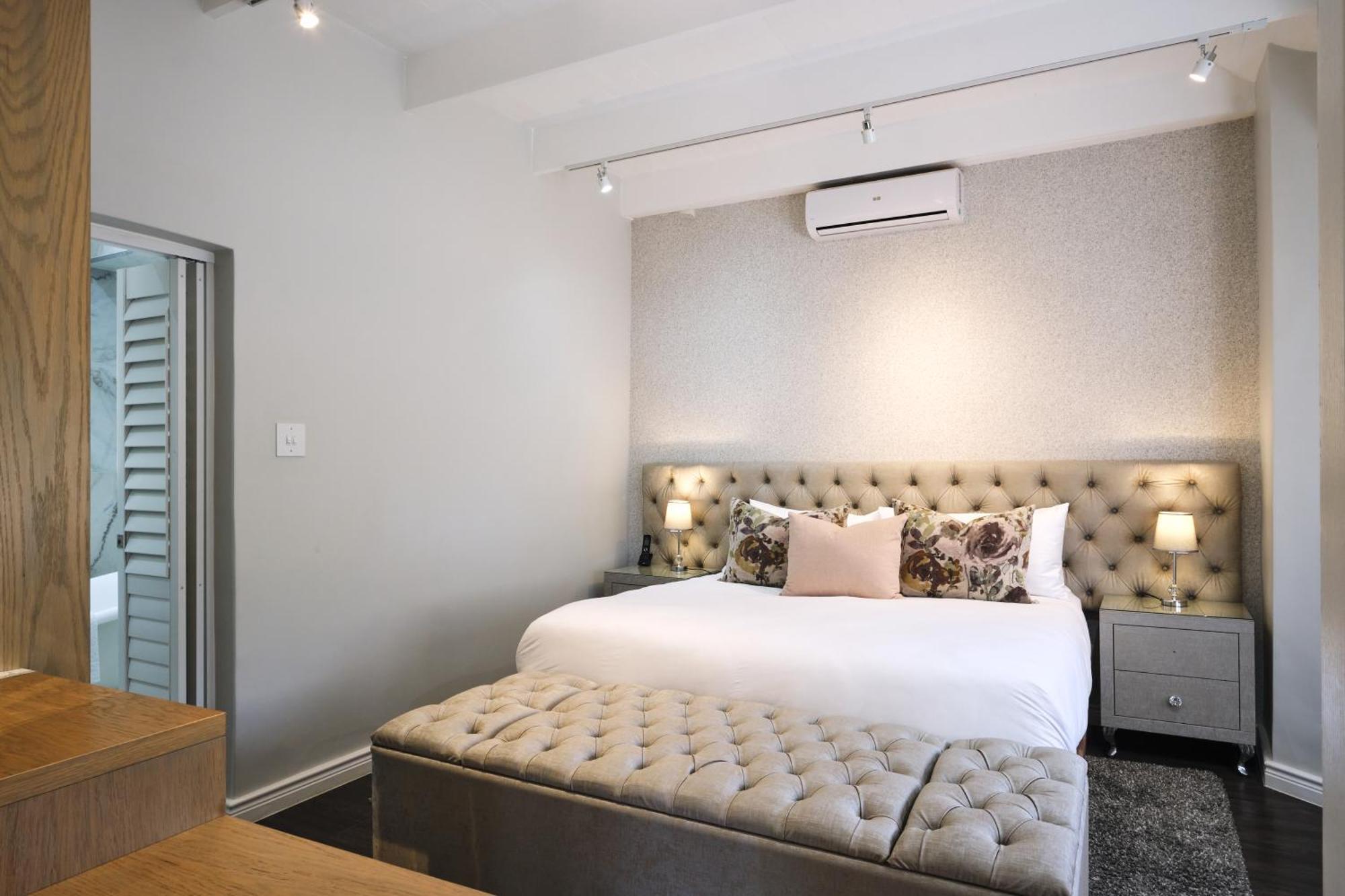 Alluvia Boutique Winery & Luxury Accommodation Stellenbosch Phòng bức ảnh A bedroom at the Cape Heritage
