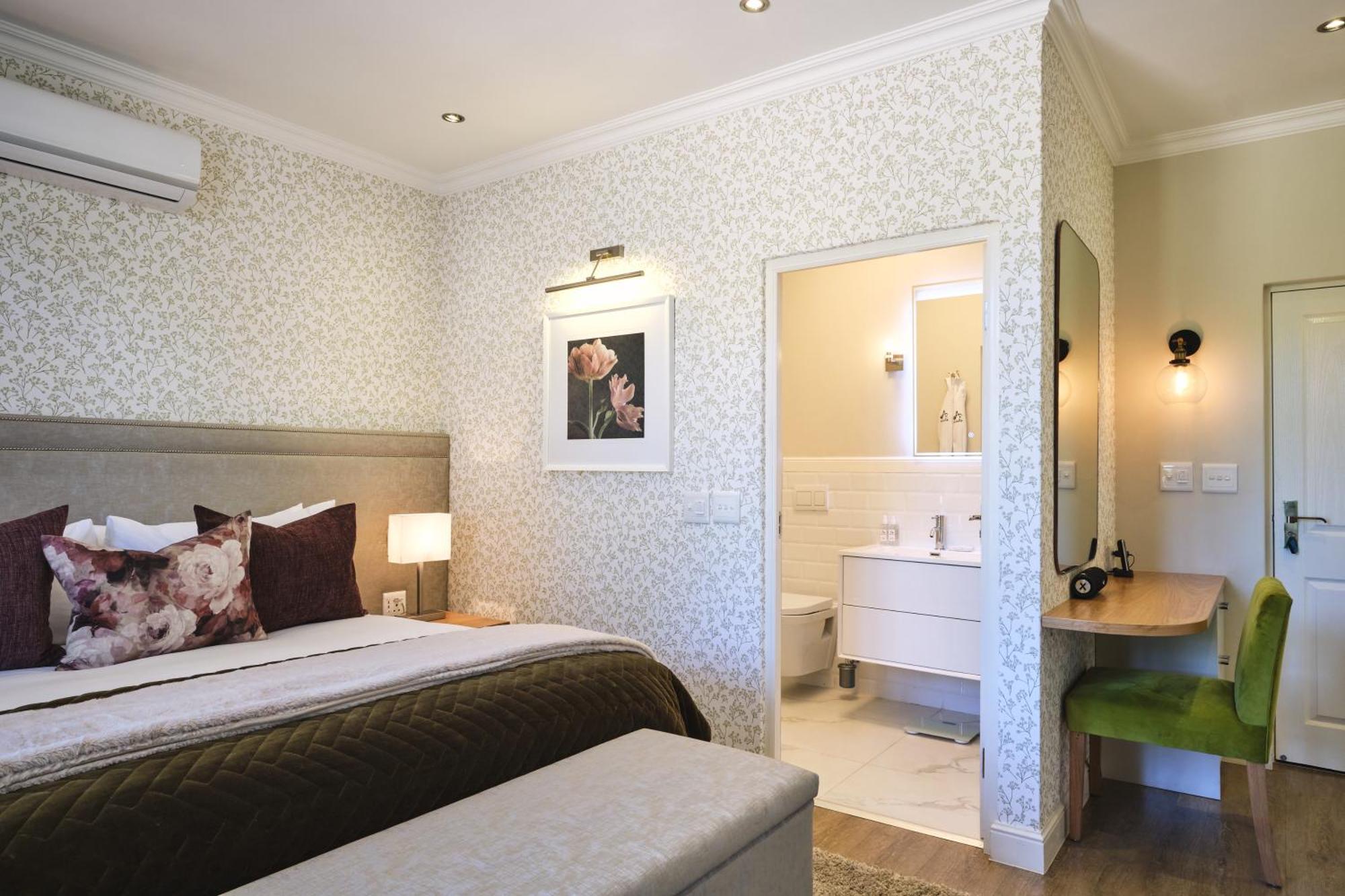 Alluvia Boutique Winery & Luxury Accommodation Stellenbosch Phòng bức ảnh A bedroom at the Cape Heritage