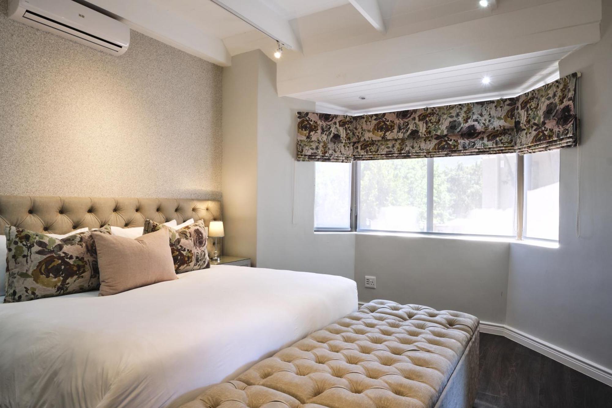 Alluvia Boutique Winery & Luxury Accommodation Stellenbosch Phòng bức ảnh A bedroom with a window valance