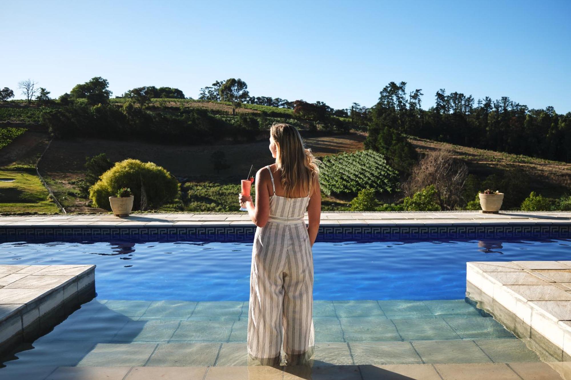 Alluvia Boutique Winery & Luxury Accommodation Stellenbosch Phòng bức ảnh A woman standing by a pool