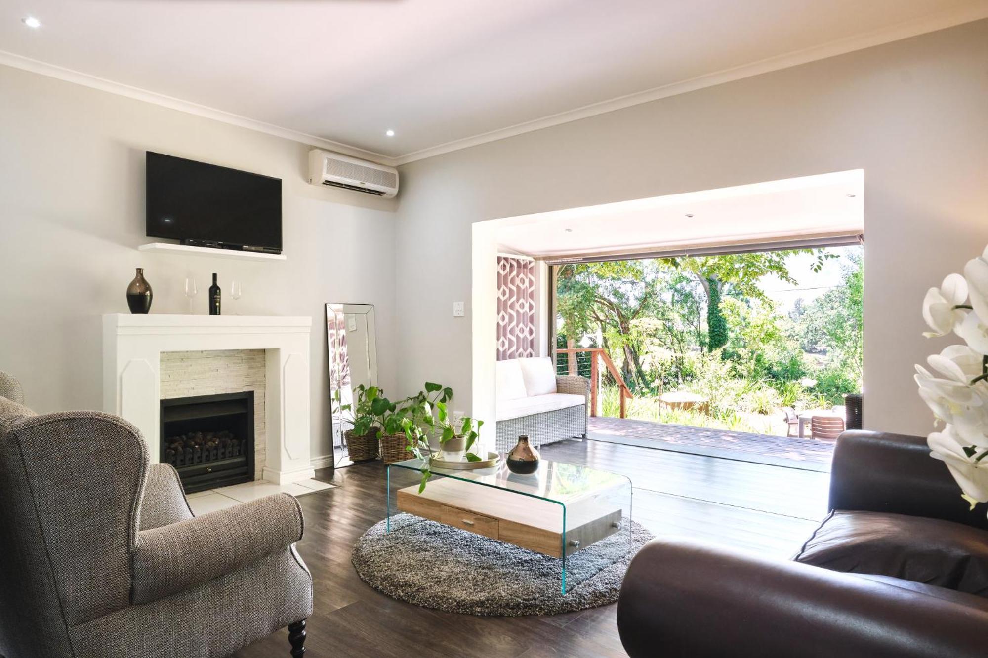 Alluvia Boutique Winery & Luxury Accommodation Stellenbosch Phòng bức ảnh A living room with a fireplace