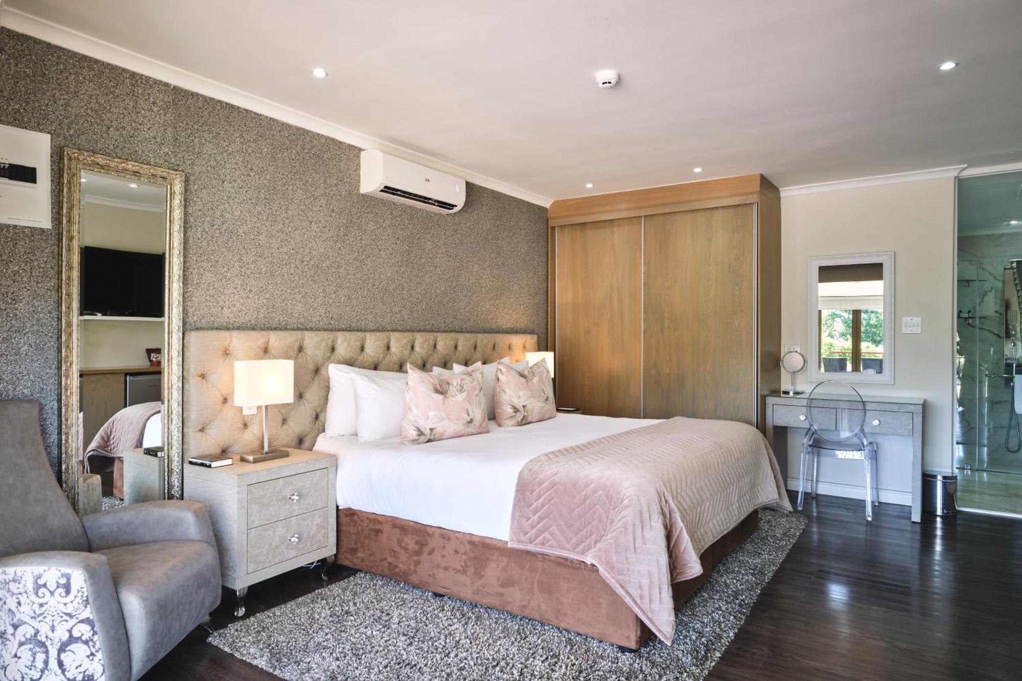 Alluvia Boutique Winery & Luxury Accommodation Stellenbosch Phòng bức ảnh A bedroom at the Cape Heritage