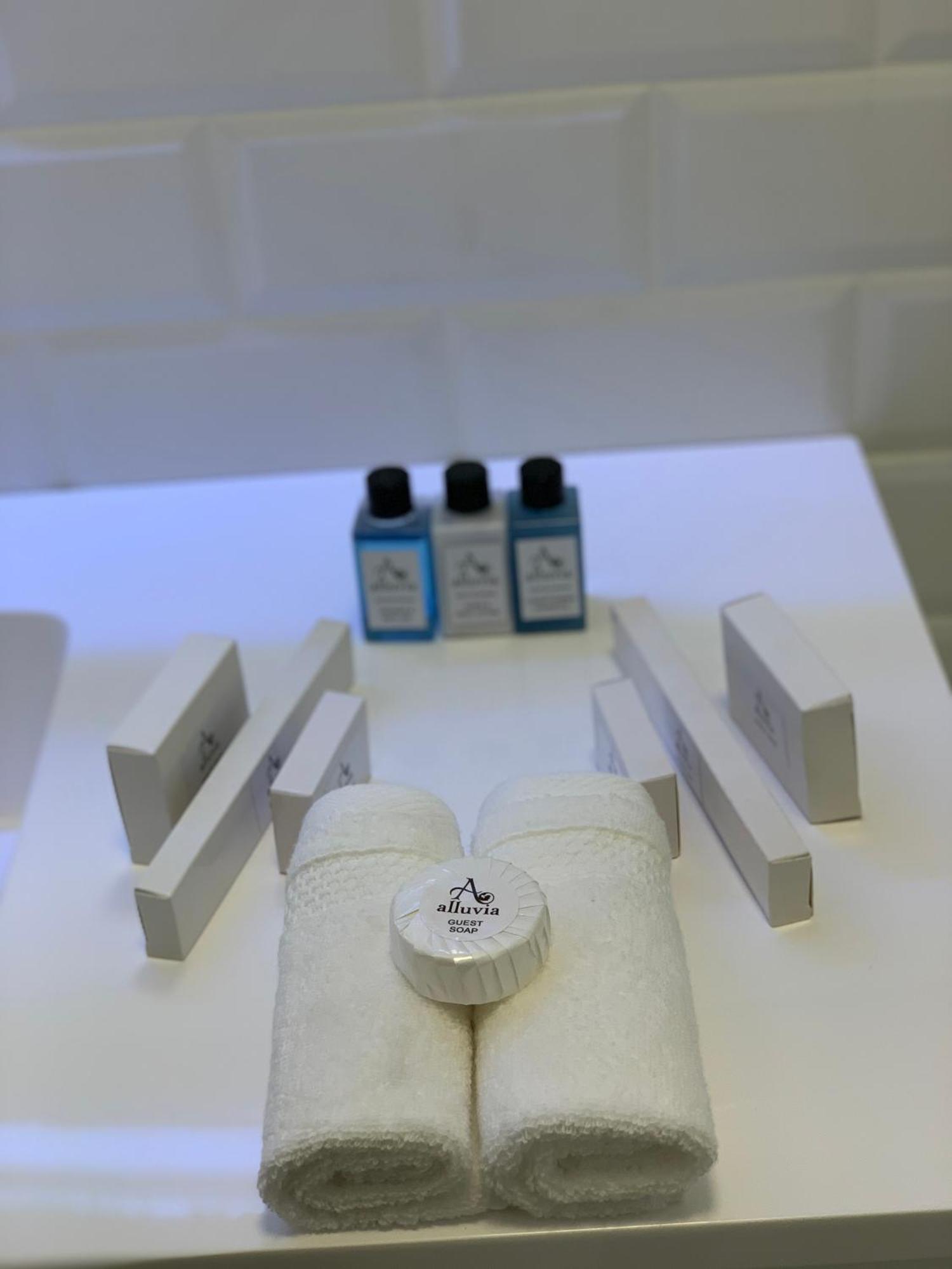 Alluvia Boutique Winery & Luxury Accommodation Stellenbosch Phòng bức ảnh A selection of the amenities offered by the airline